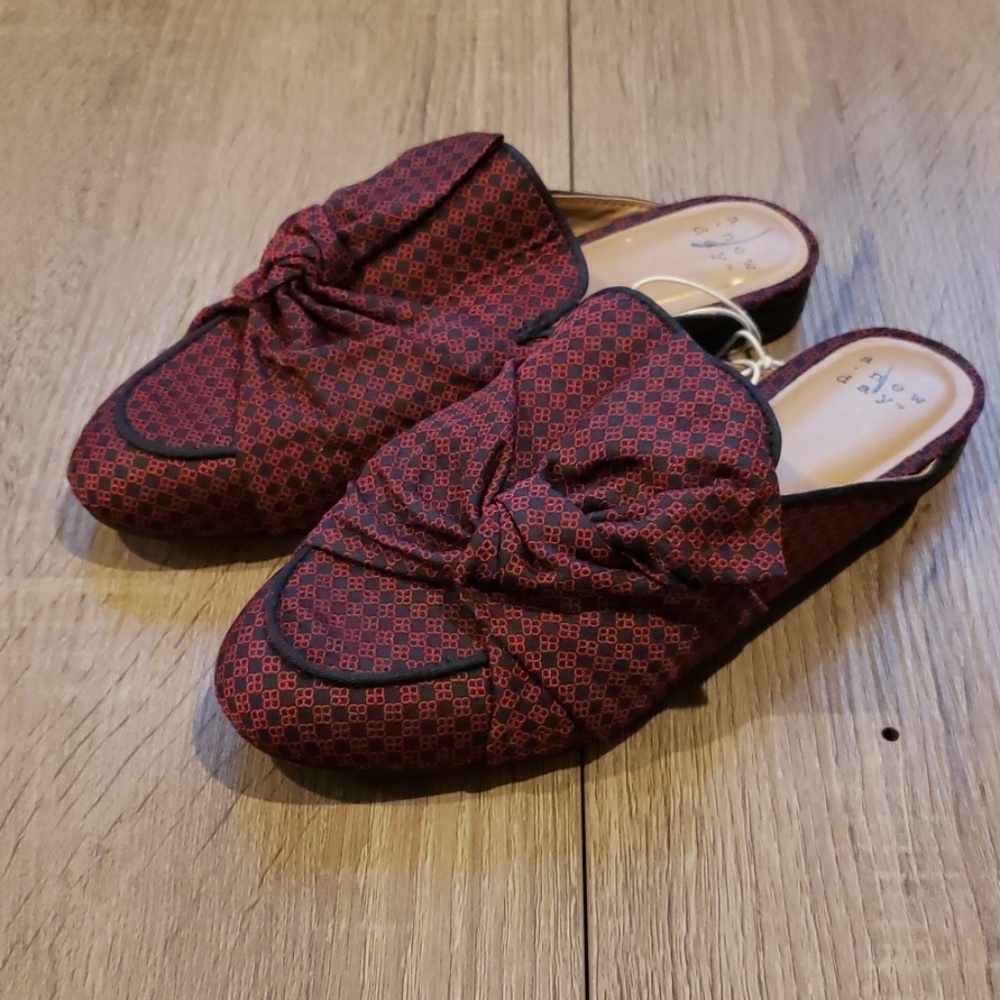 $8 w/ bundle! Womens Red and Blue Knot Mules